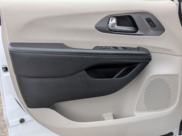 Certified 2023 Chrysler Pacifica Touring-L image 14