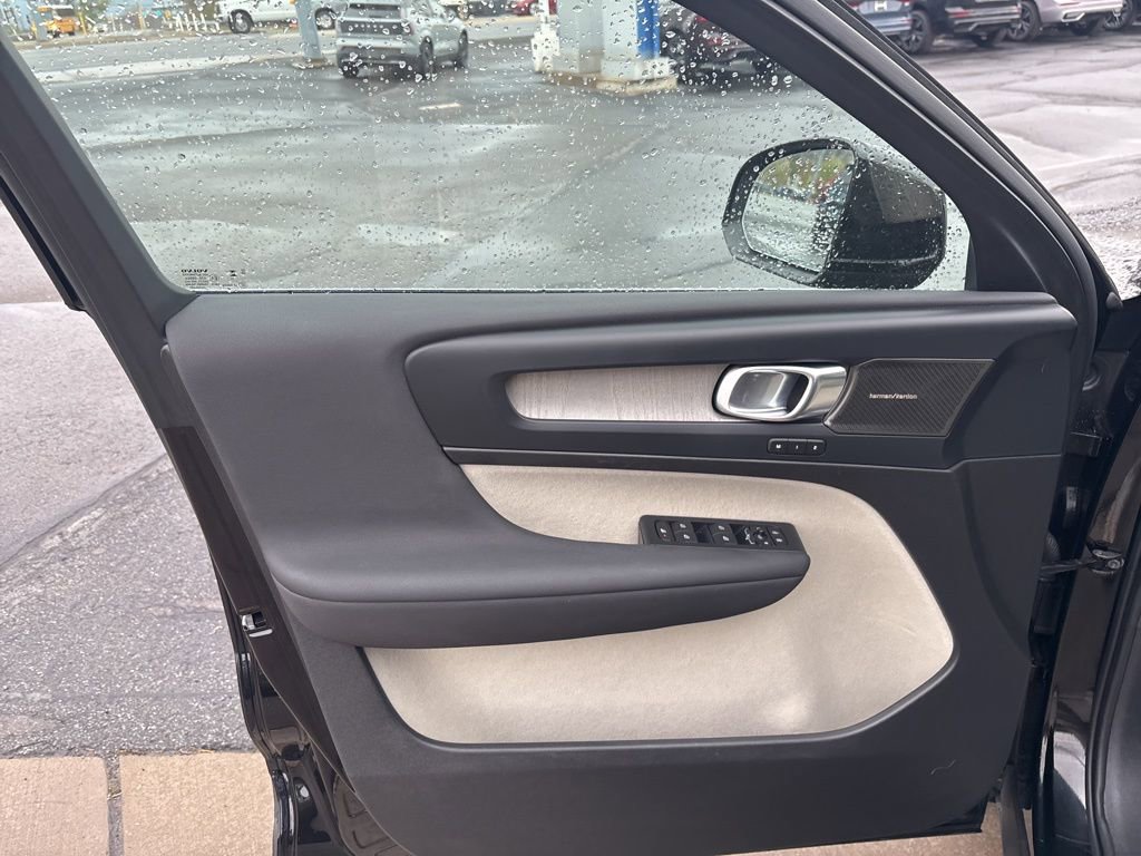 Certified 2023 Volvo XC40 B5 Plus w/ Driver Assist Package AWD/4WD image 15