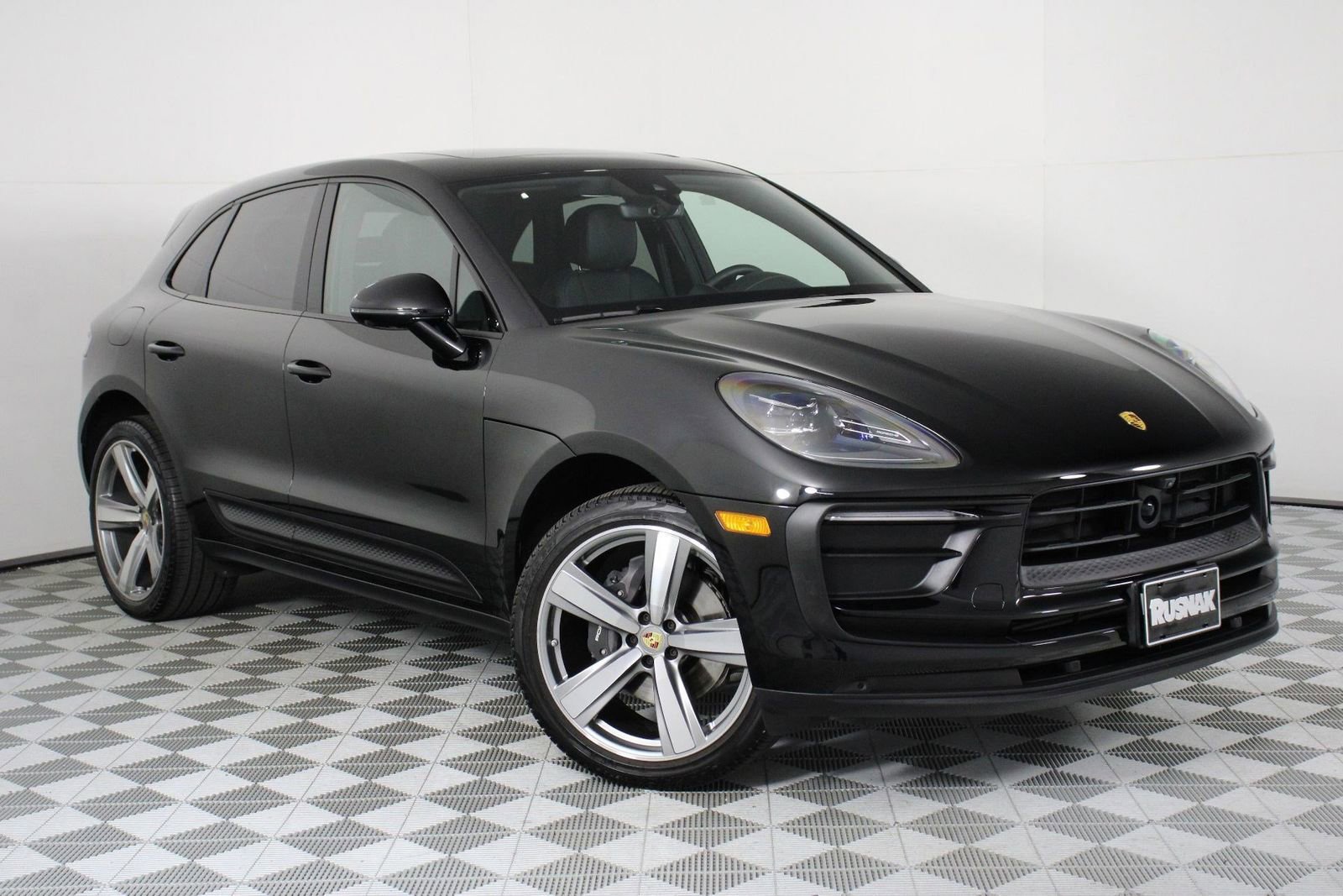 Certified 2025 Porsche Macan AWD/4WD image 9