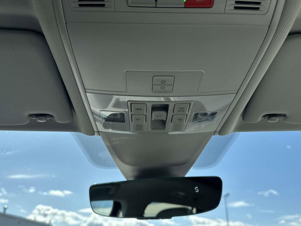 Certified 2023 Volkswagen Tiguan SE w/ Panoramic Sunroof Package image 33