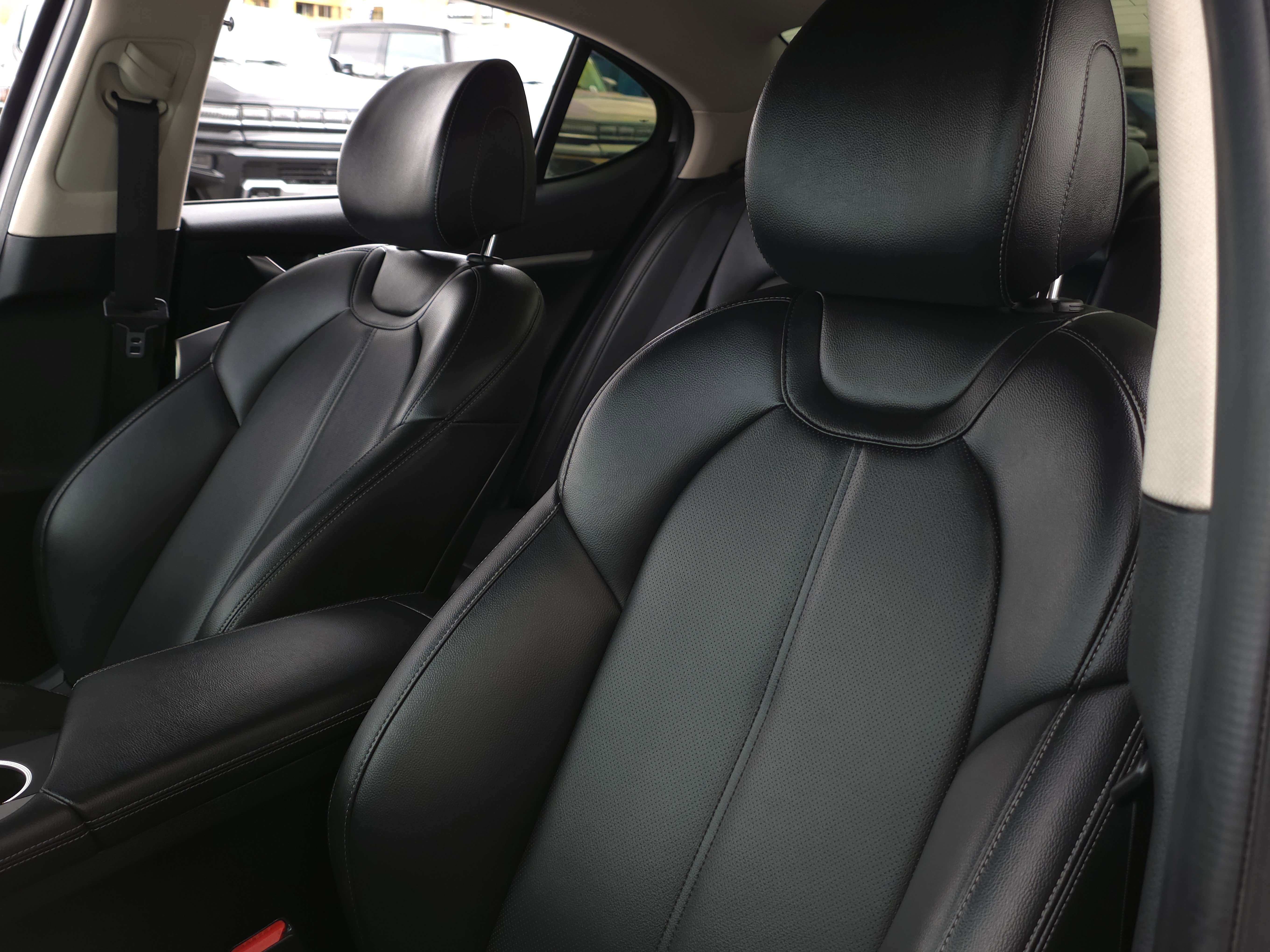 Used 2022 Genesis G70 2.0T image 9