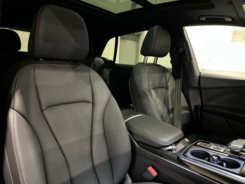 Used 2025 Audi Q8 Premium image 6