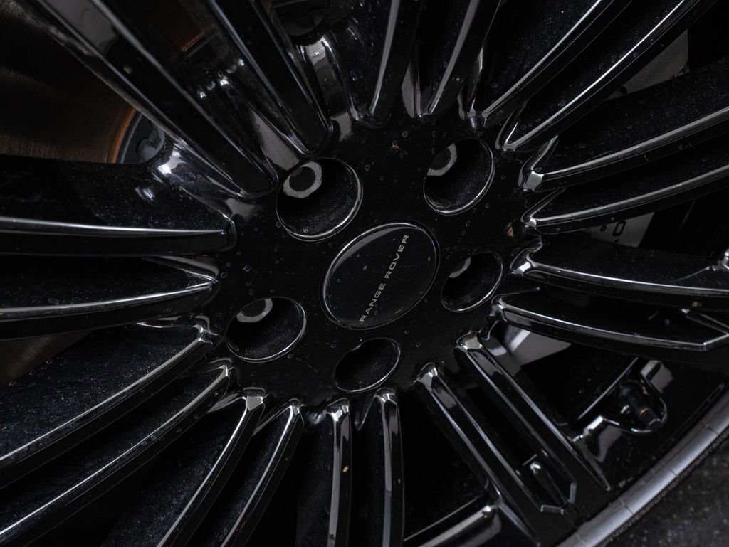 New 2026 Land Rover Range Rover Long Wheelbase SE AWD/4WD image 8