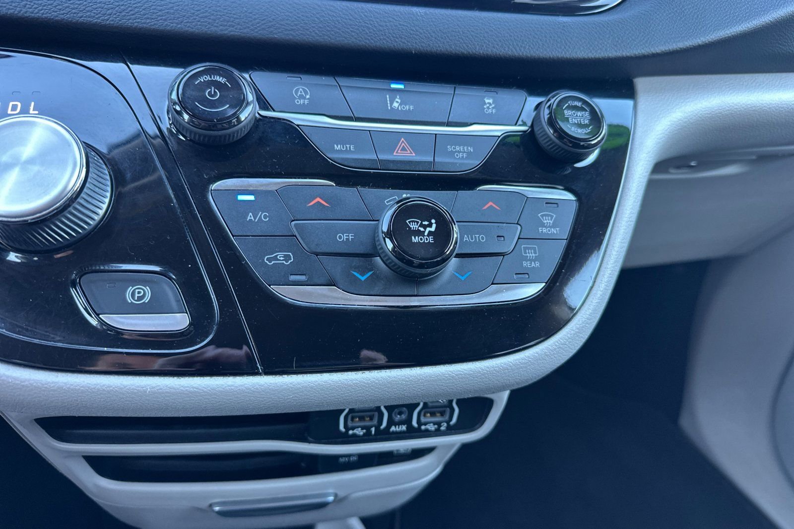 Used 2022 Chrysler Pacifica Touring-L FWD image 28