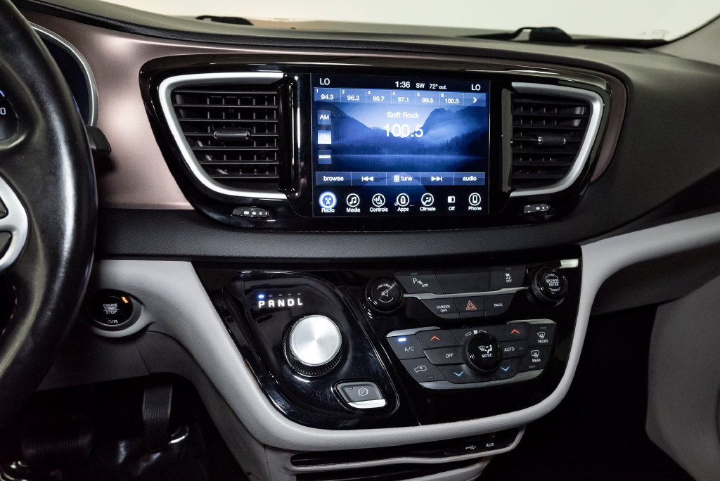 Used 2017 Chrysler Pacifica Touring-L FWD image 19