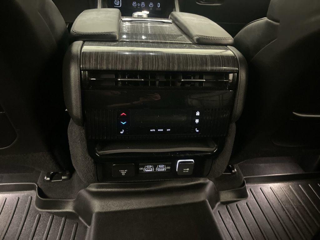 Used 2022 Jeep Wagoneer Series III w/ Rear Seat Entertainment Group AWD/4WD image 15
