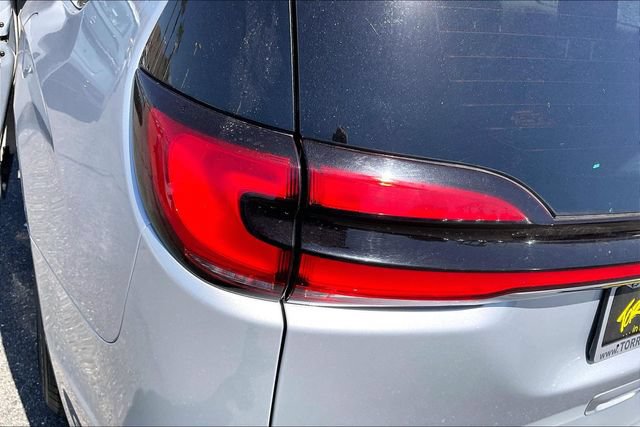 Used 2023 Chrysler Pacifica Touring-L FWD image 28