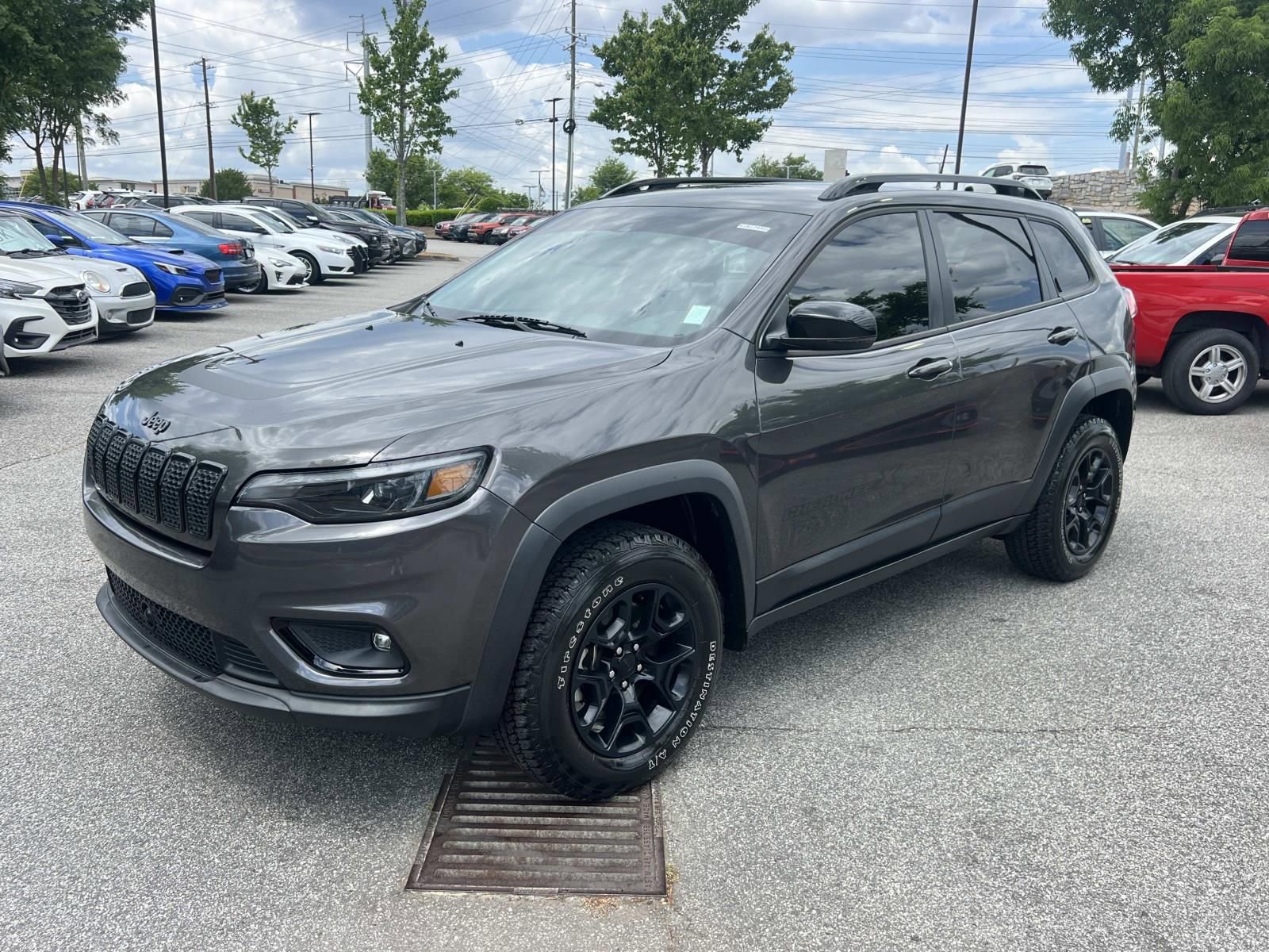 Used 2022 Jeep Cherokee Latitude AWD/4WD image 3