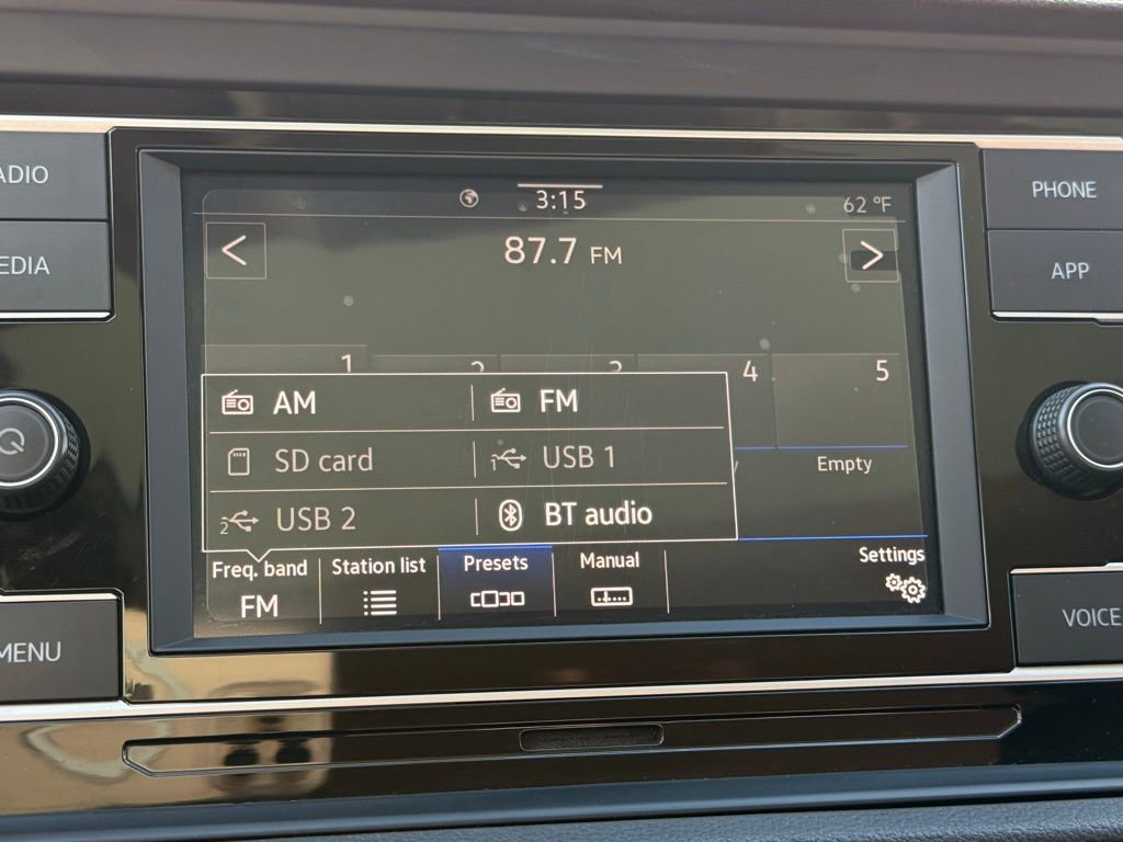 Used 2021 Volkswagen Jetta SE w/ SE Cold Weather Package image 11