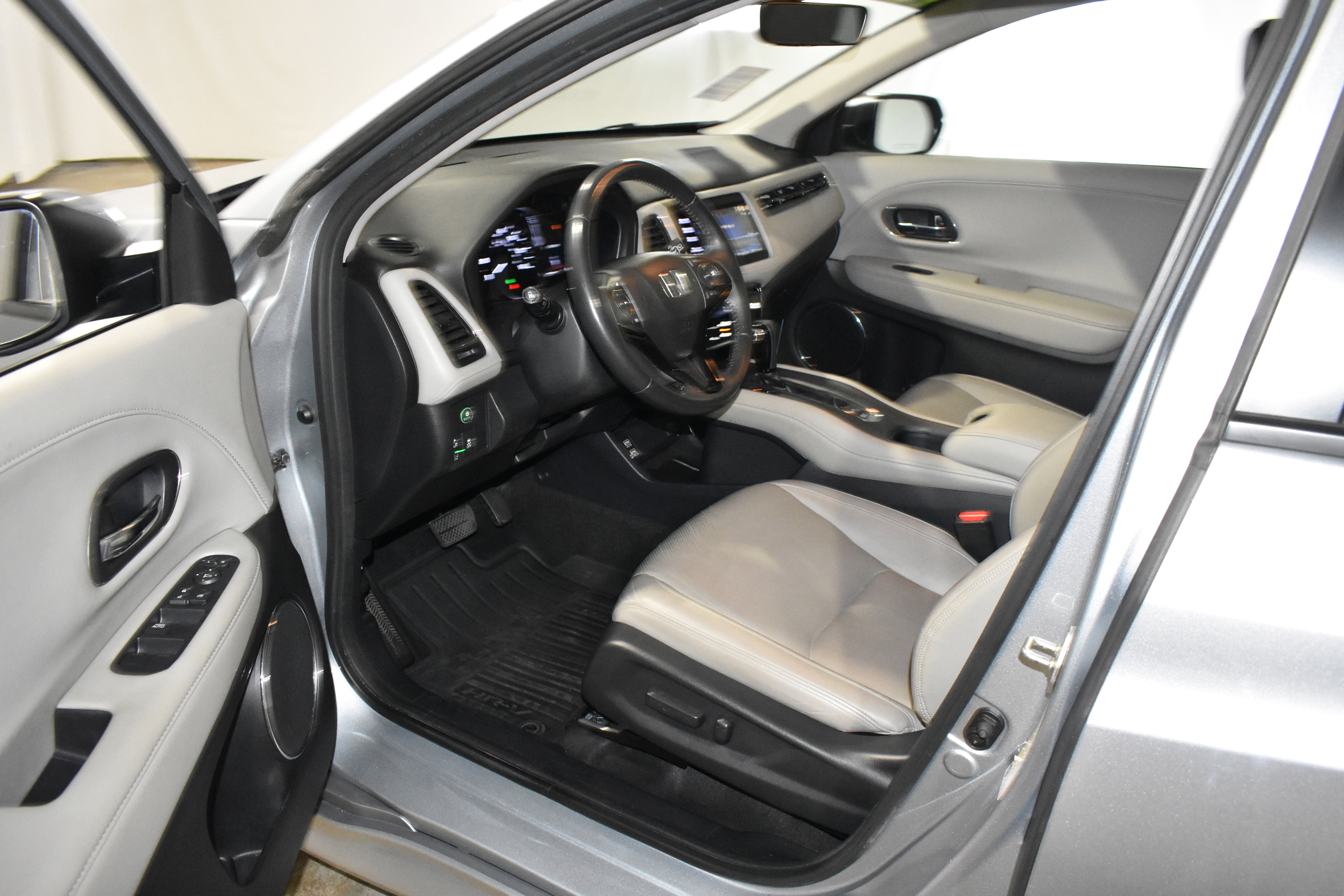 Used 2019 Honda HR-V Touring image 25