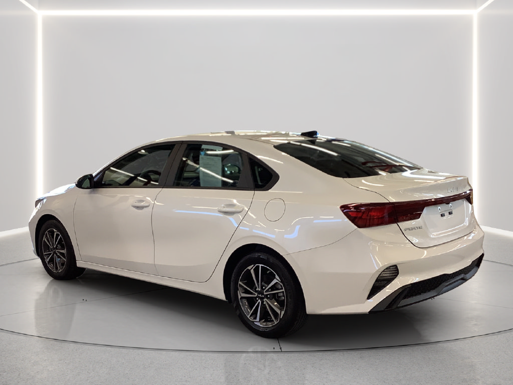 Certified 2022 Kia Forte LXS FWD image 4