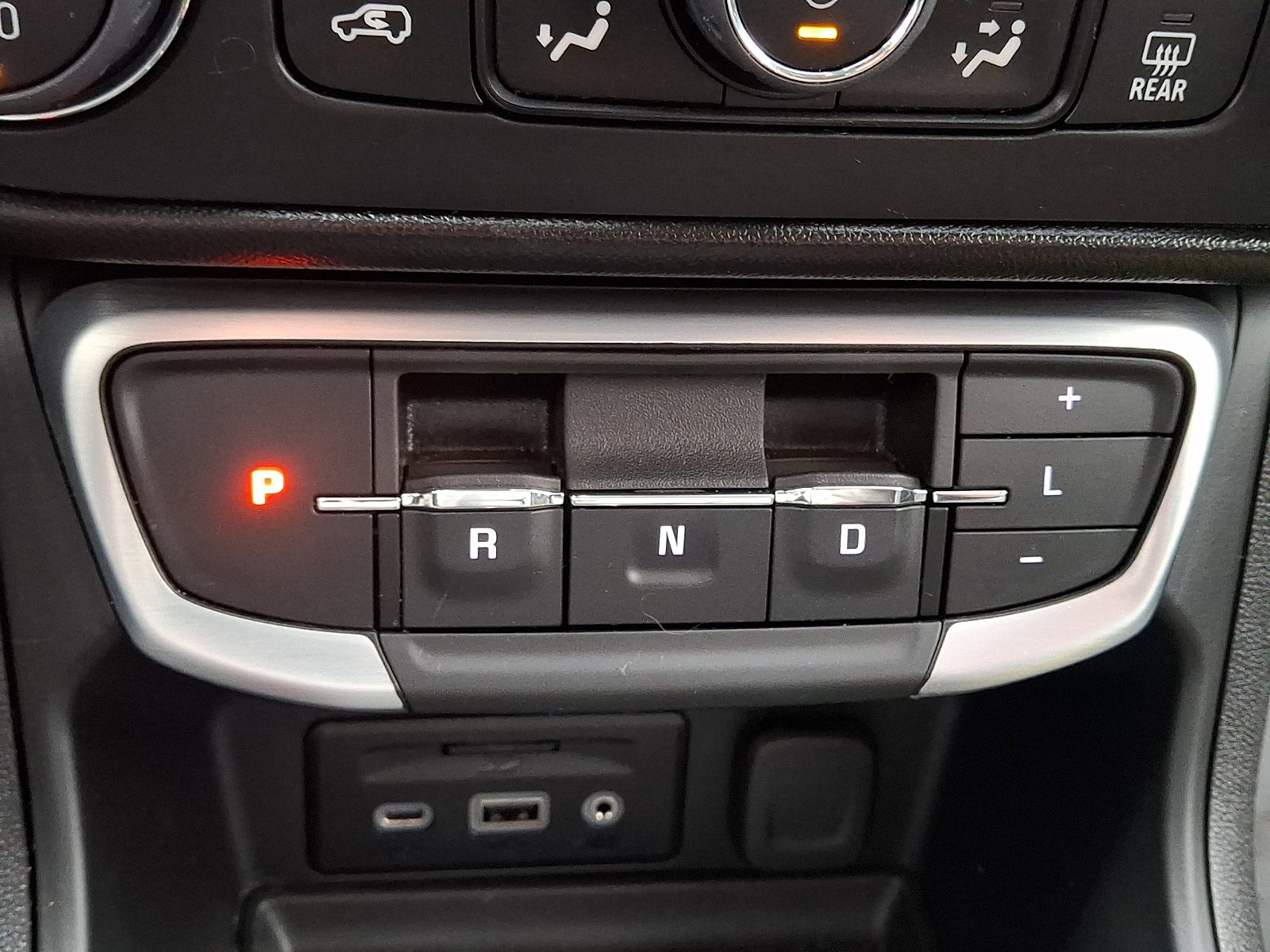 Used 2024 GMC Terrain SLE w/ Driver Convenience Package image 16