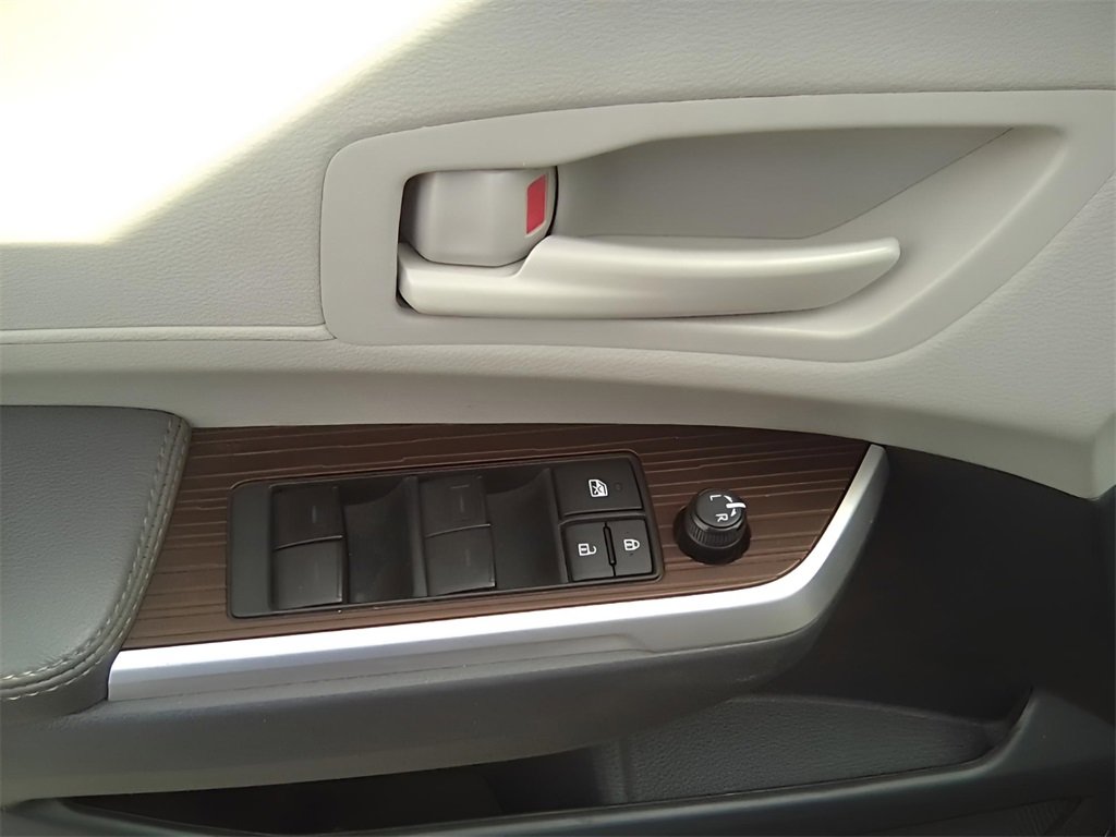 Used 2023 Toyota Sienna LE image 11
