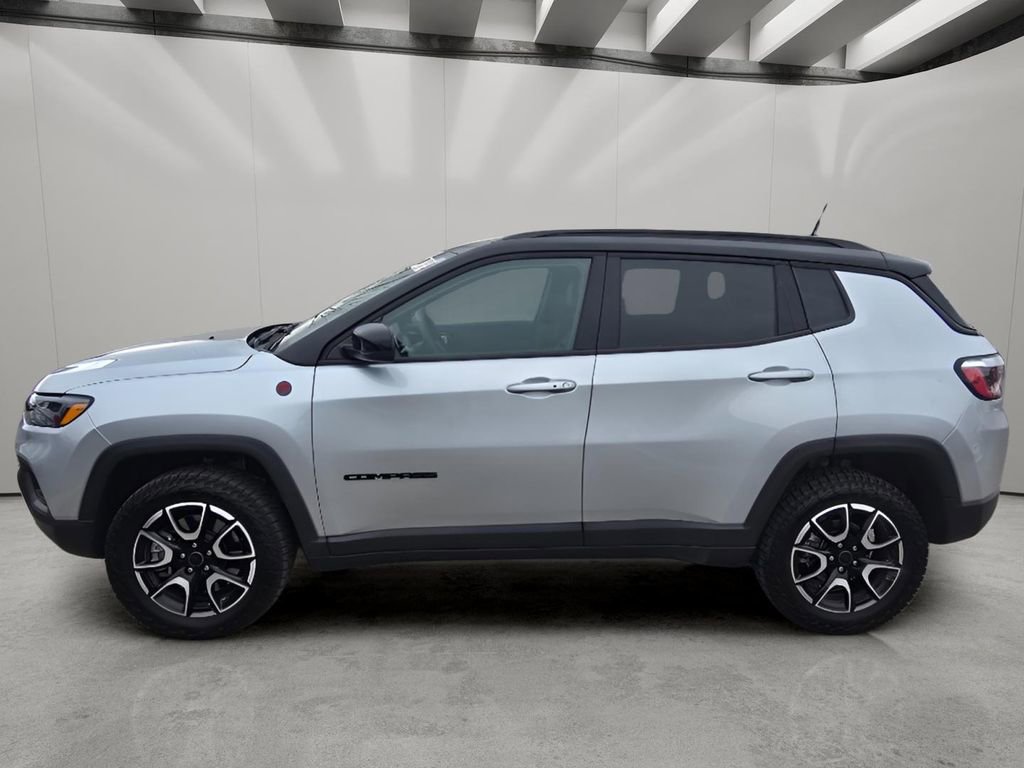 Used 2025 Jeep Compass Trailhawk AWD/4WD image 2