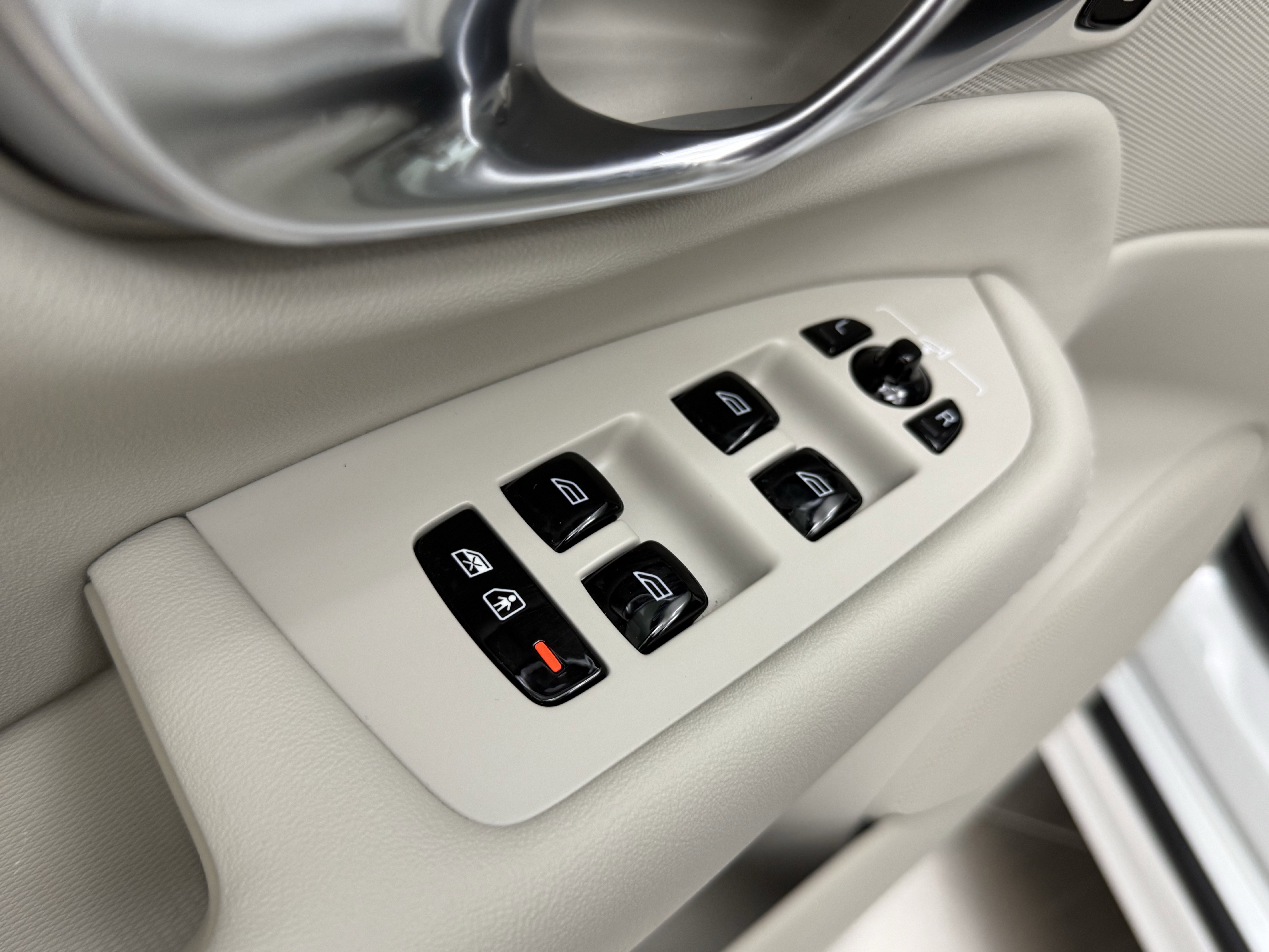 Used 2026 Volvo XC90 B6 Ultra w/ Protection Package image 12