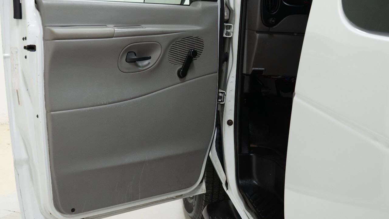 Used 2001 Ford E-350 and Econoline 350 XLT image 26
