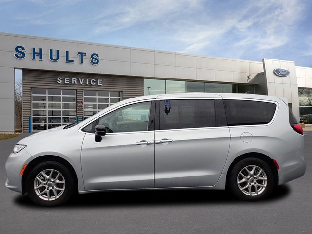 Used 2024 Chrysler Pacifica Touring-L image 2