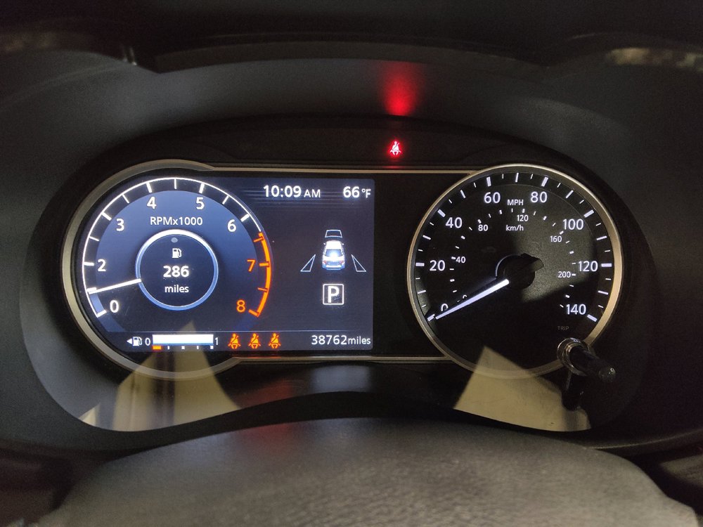 Used 2025 Nissan Versa SR FWD image 23