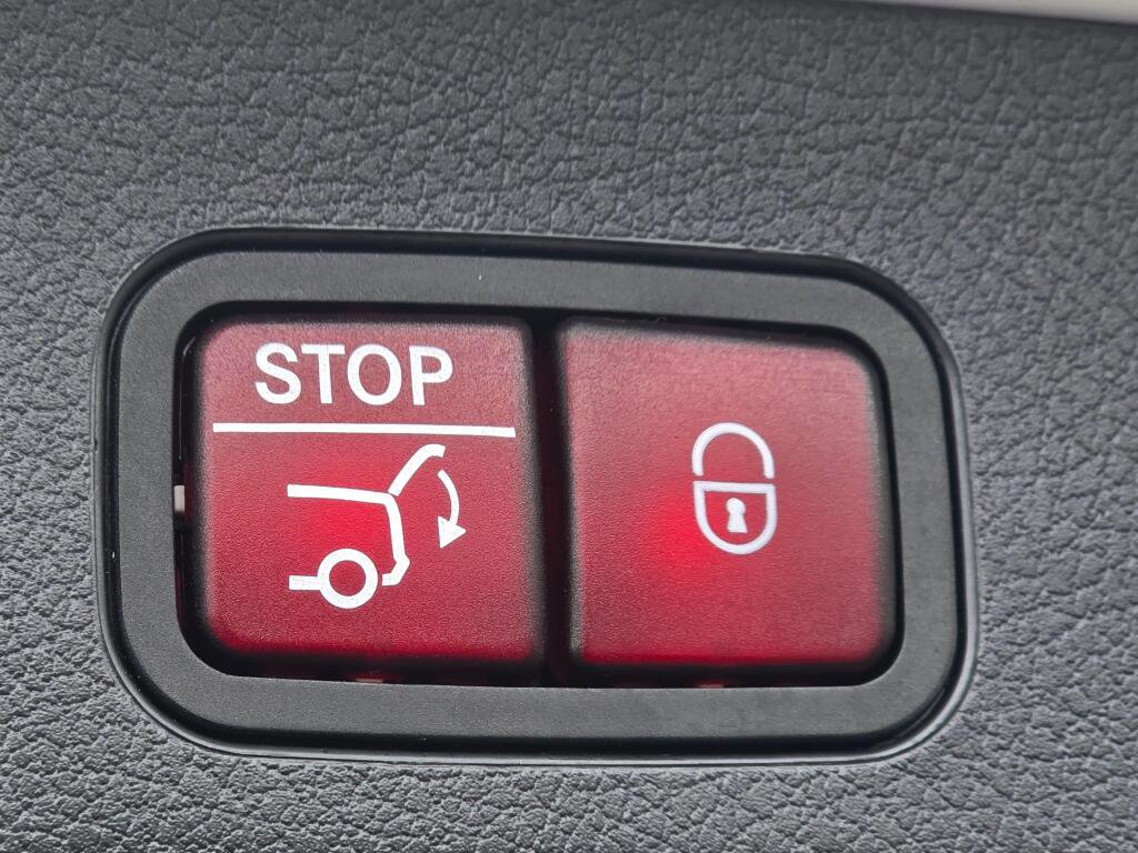 Used 2025 Mercedes-Benz GLB 250 4MATIC image 23