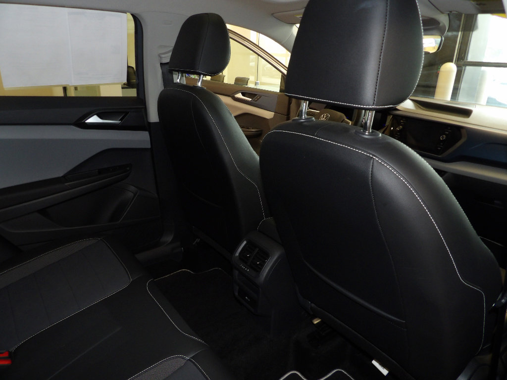 Used 2023 Volkswagen Taos SE w/ Panoramic Sunroof Package AWD/4WD image 17