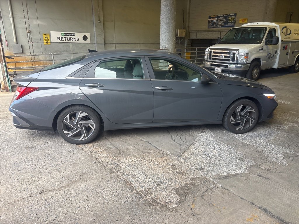 Used 2024 Hyundai Elantra SEL w/ Convenience Package image 2