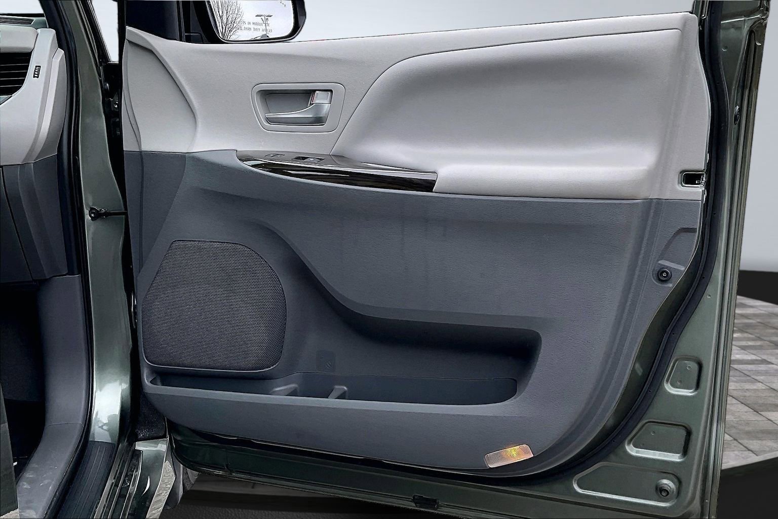 Used 2020 Toyota Sienna XLE w/ XLE Navigation Package image 18