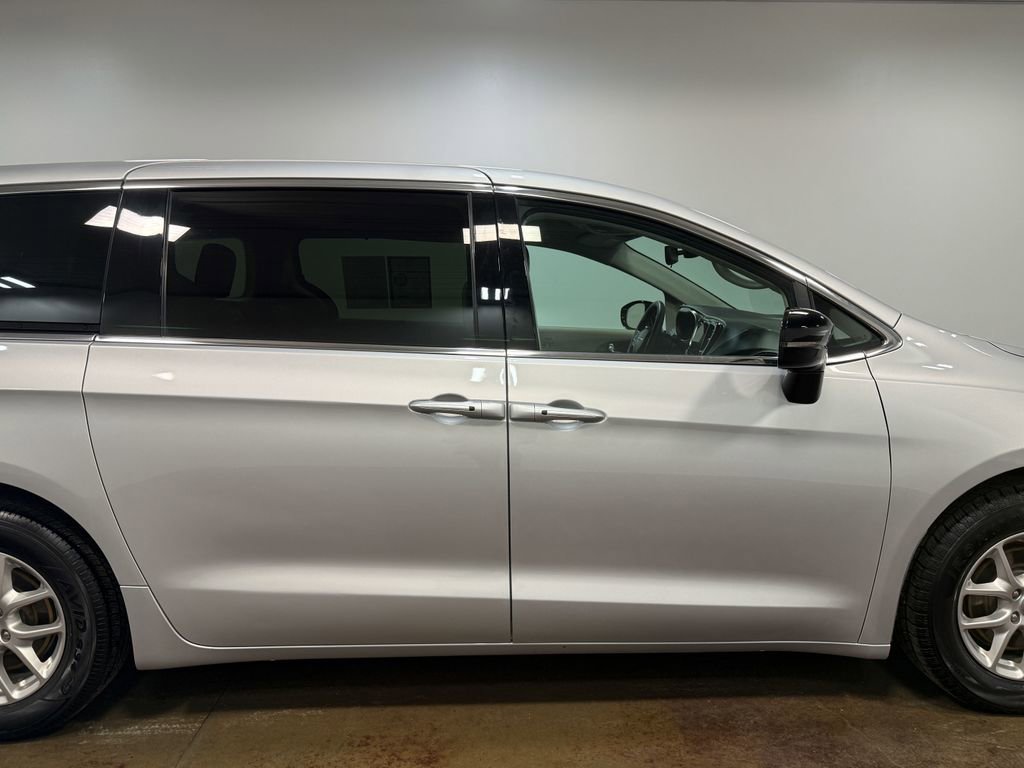 Used 2024 Chrysler Pacifica Touring-L image 32