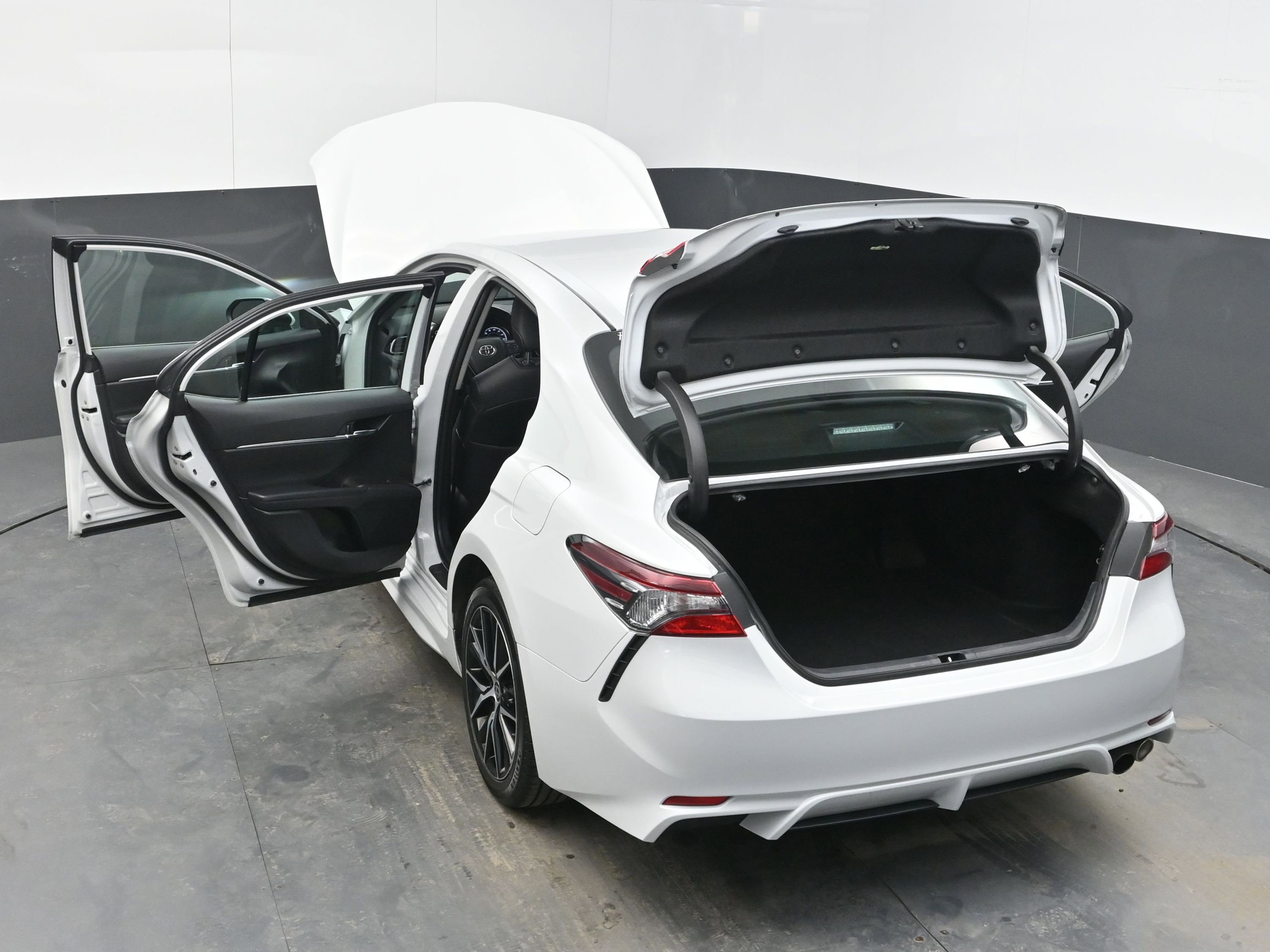 Used 2024 Toyota Camry SE image 45