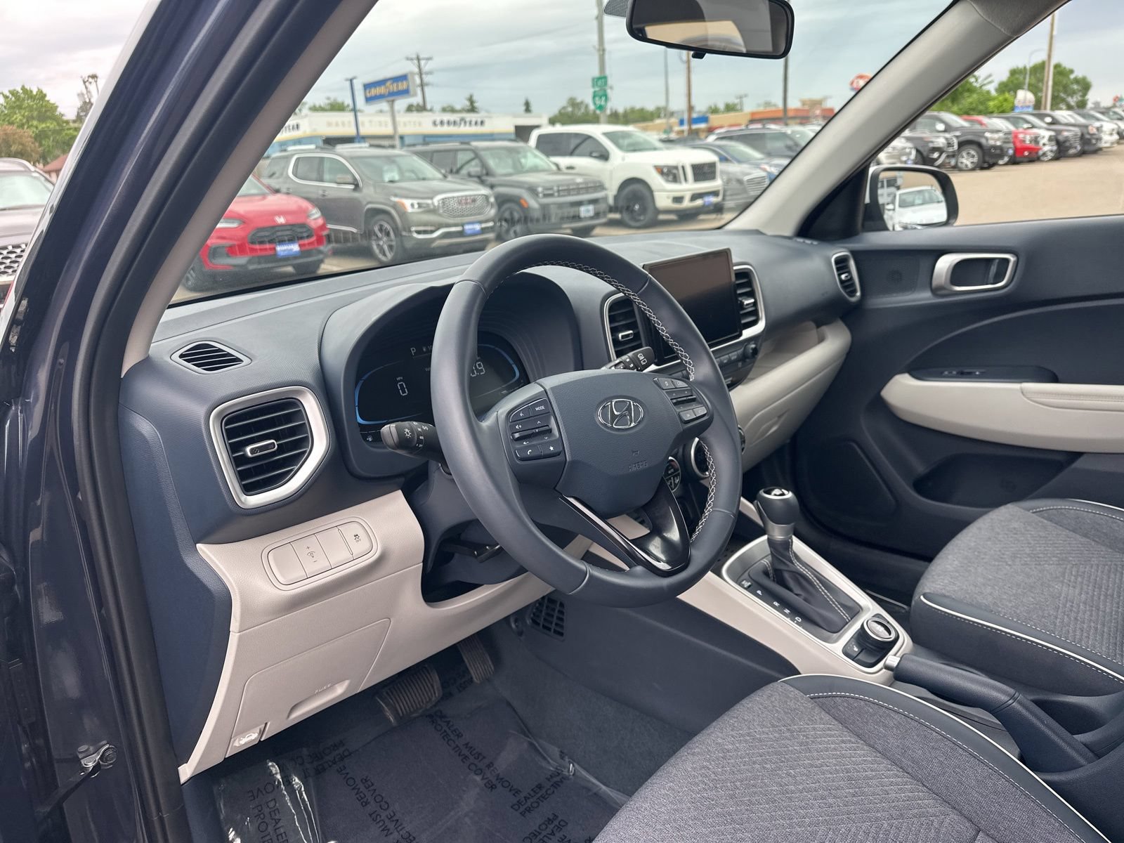 Used 2025 Hyundai Venue Limited FWD image 11