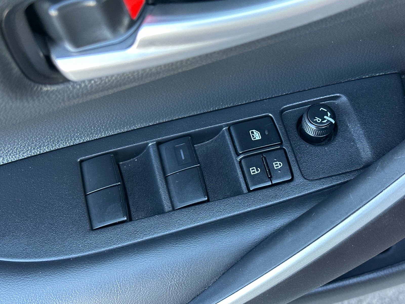 Used 2025 Toyota Corolla SE FWD image 12