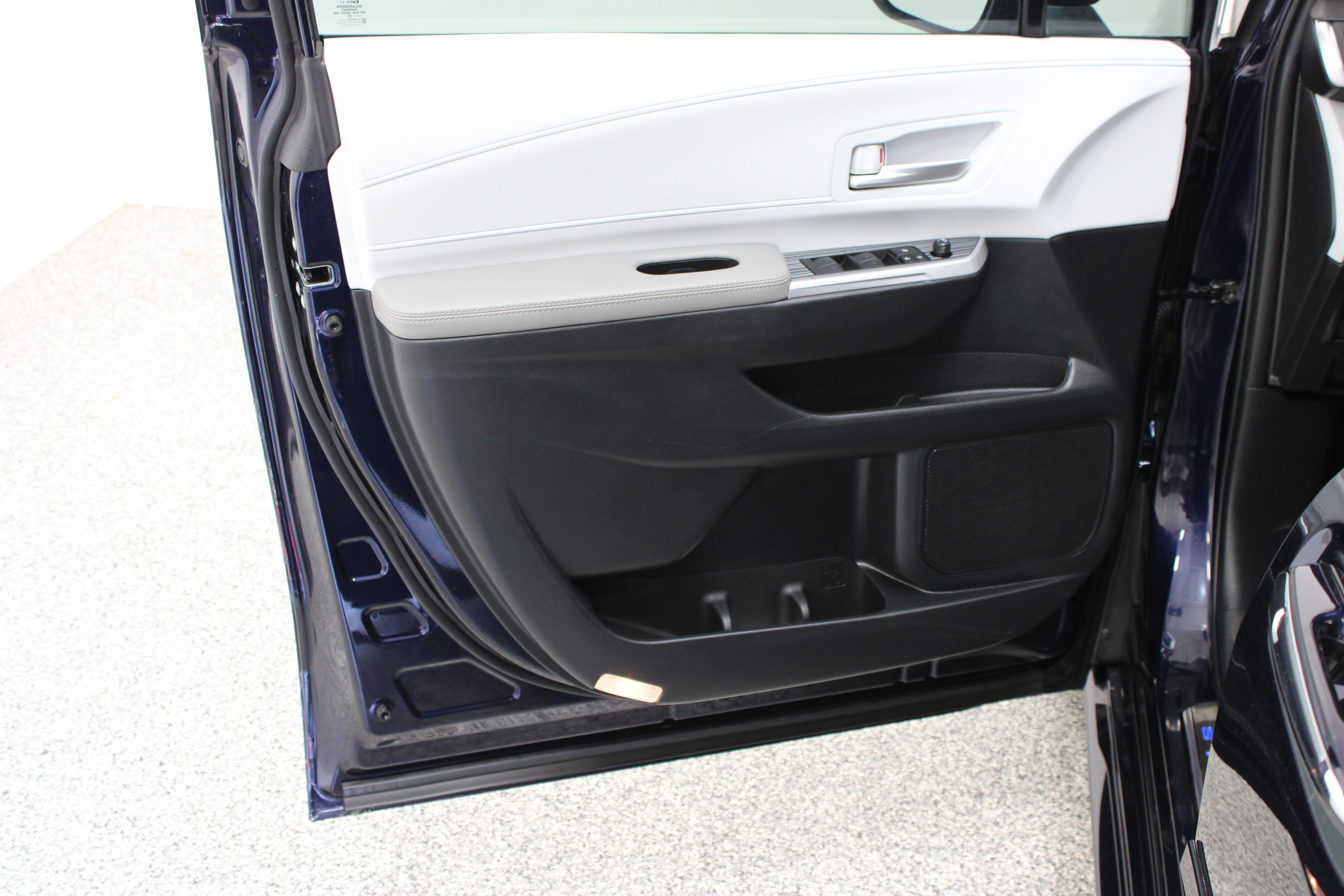 Certified 2026 Toyota Sienna XLE FWD image 11