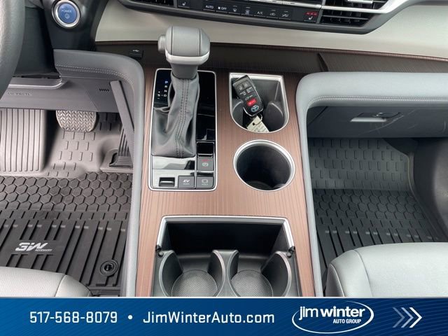 Used 2024 Toyota Sienna XLE FWD image 32