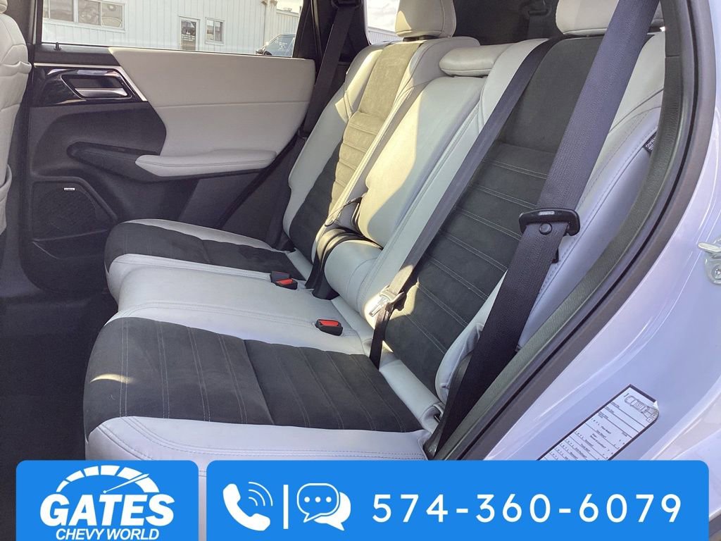 Used 2025 Mitsubishi Outlander SE image 13