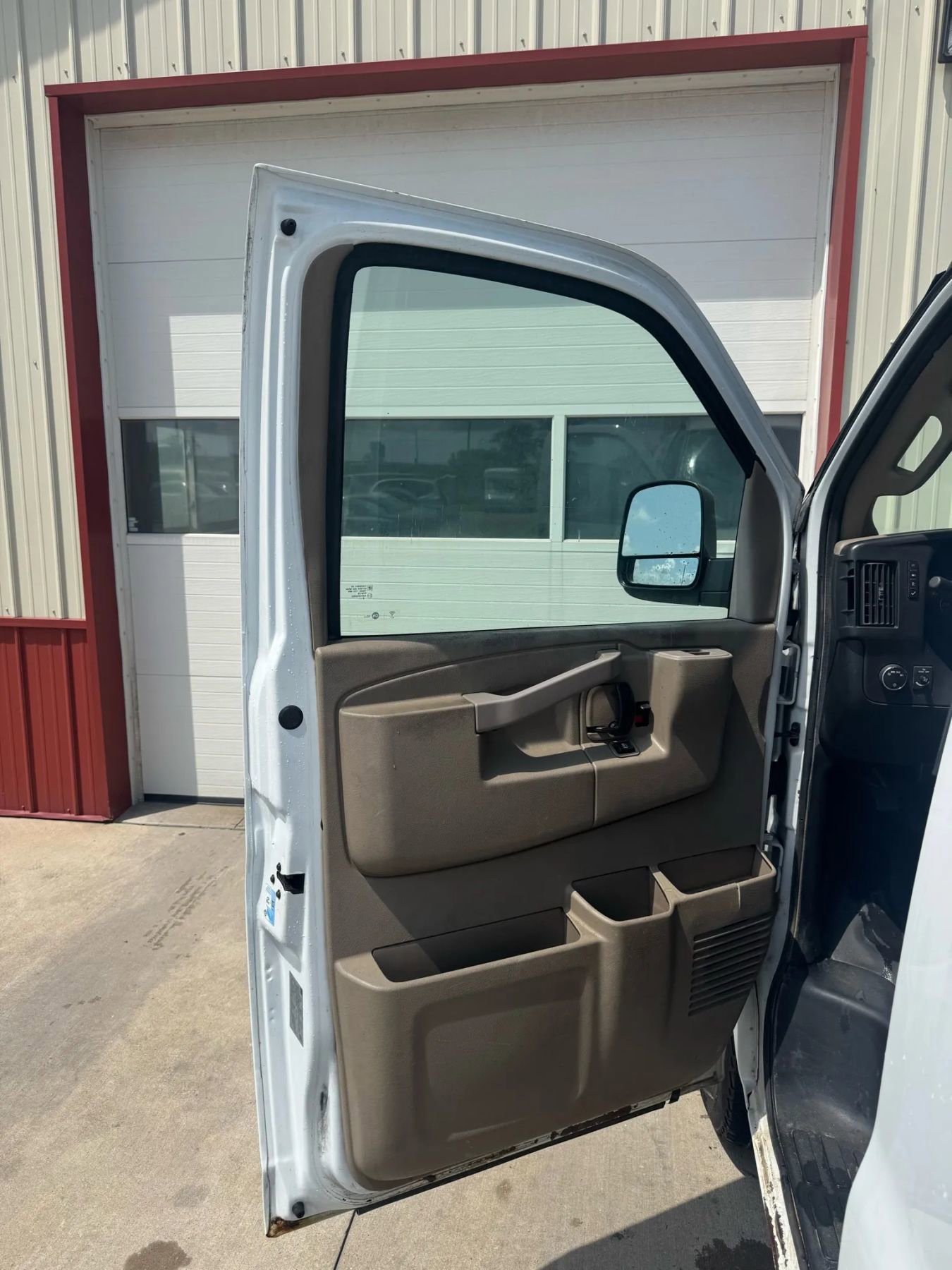 Used 2017 GMC Savana 2500 RWD image 4