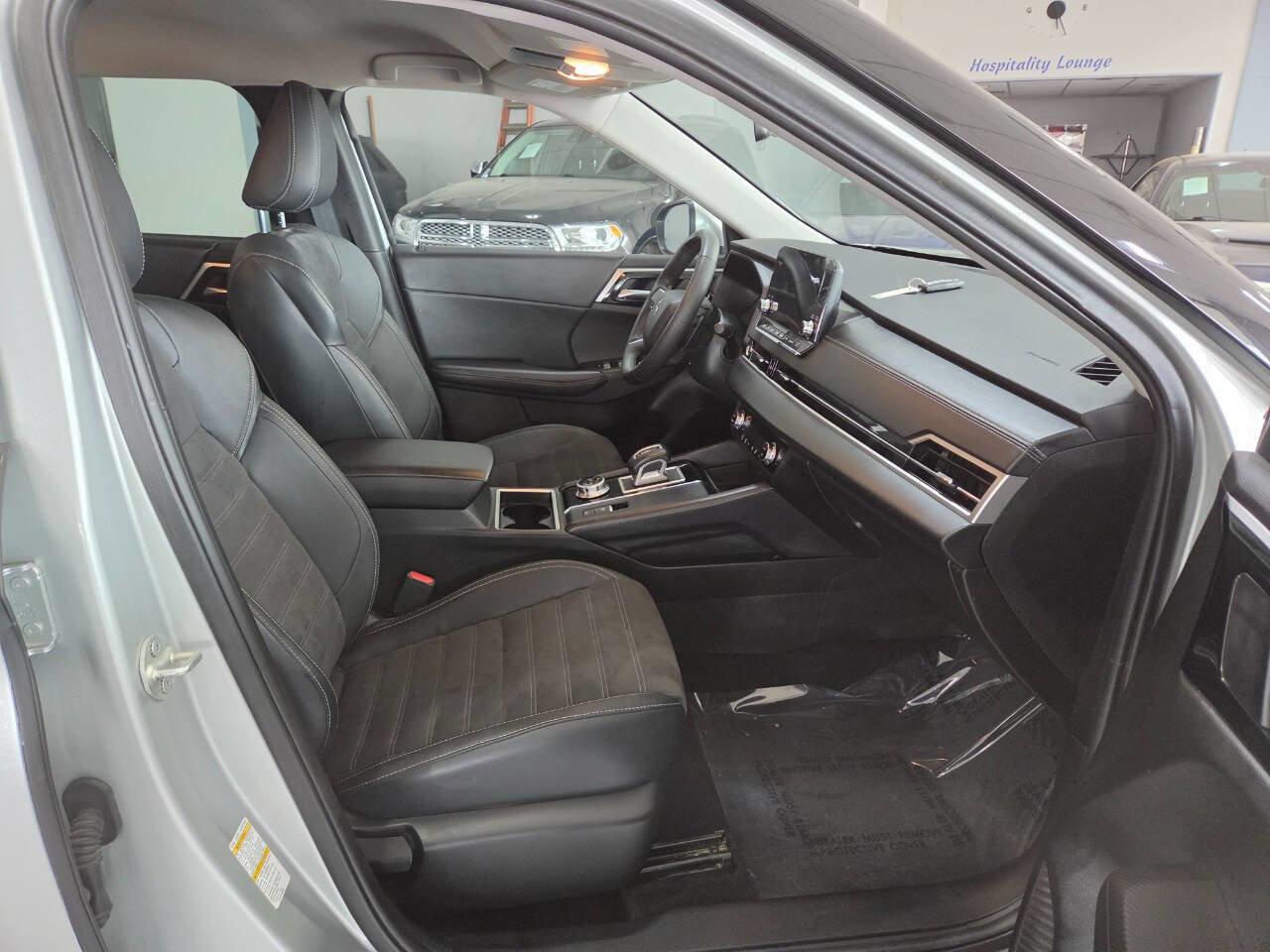 Used 2023 Mitsubishi Outlander SE image 25