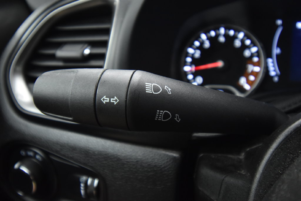 Used 2023 Jeep Renegade Latitude AWD/4WD image 32