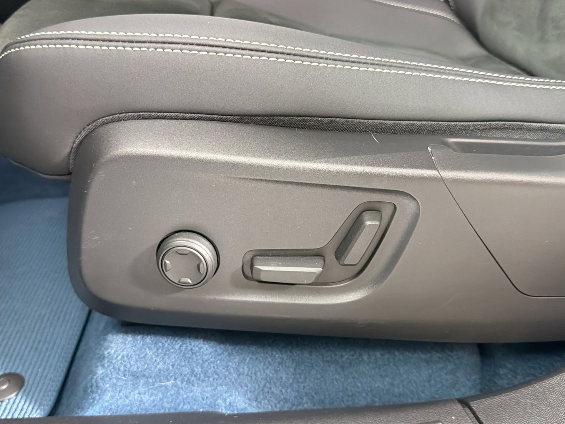 Certified 2023 Volvo C40 P8 Recharge Plus image 19