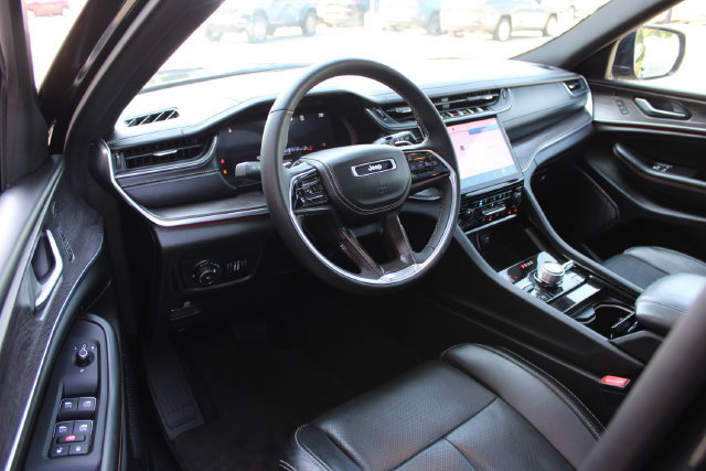 Used 2025 Jeep Grand Cherokee L Overland w/ Luxury Tech Group IV AWD/4WD image 14