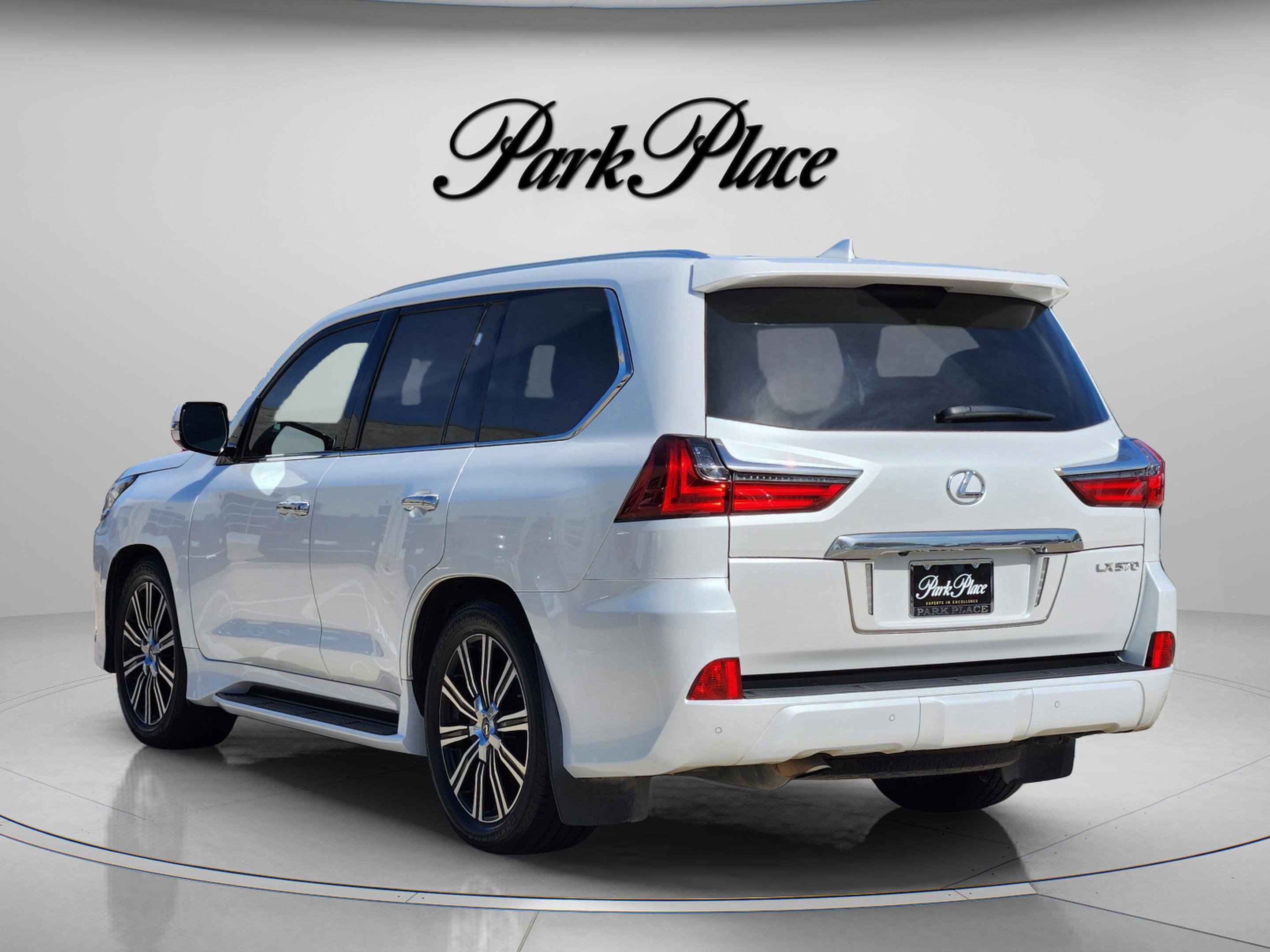 Used 2018 Lexus LX 570 4WD w/ Luxury Package image 3