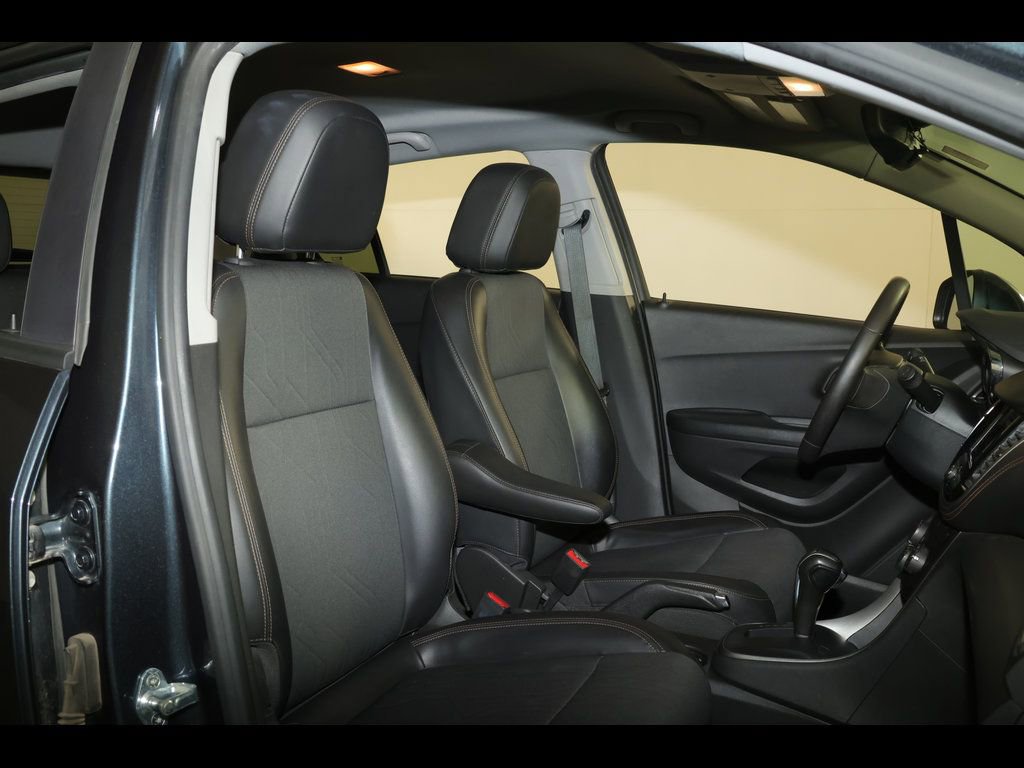 Used 2021 Chevrolet Trax LT w/ Sport Edition image 28