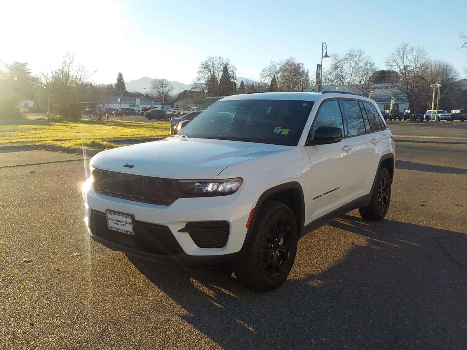 Used 2024 Jeep Grand Cherokee Altitude image 1