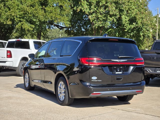 Certified 2024 Chrysler Pacifica Touring-L FWD image 5