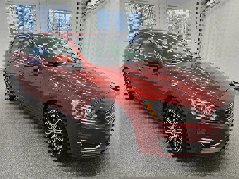 Used 2017 Volvo S60 T5 Inscription Platinum image 3