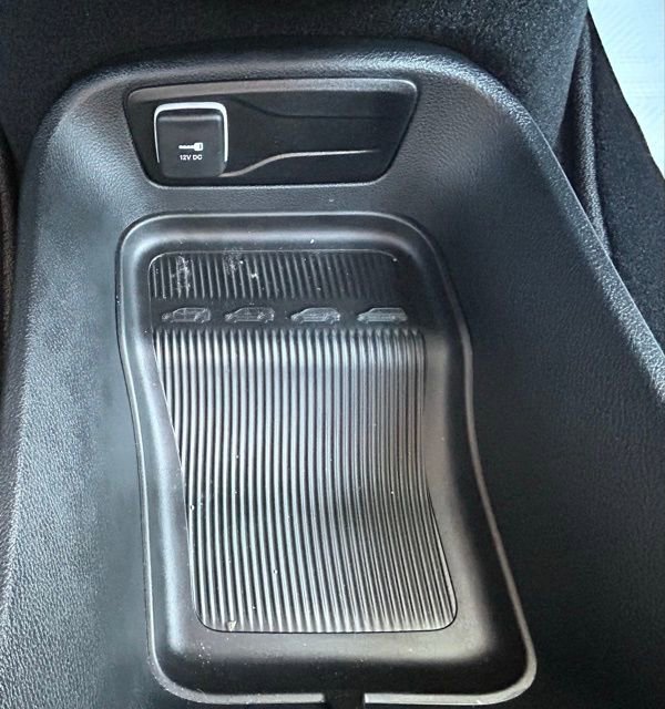 Used 2025 Chrysler Pacifica Select image 23