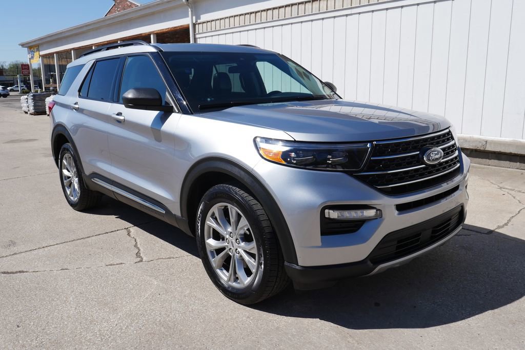 Used 2021 Ford Explorer XLT w/ Equipment Group 202A AWD/4WD image 2