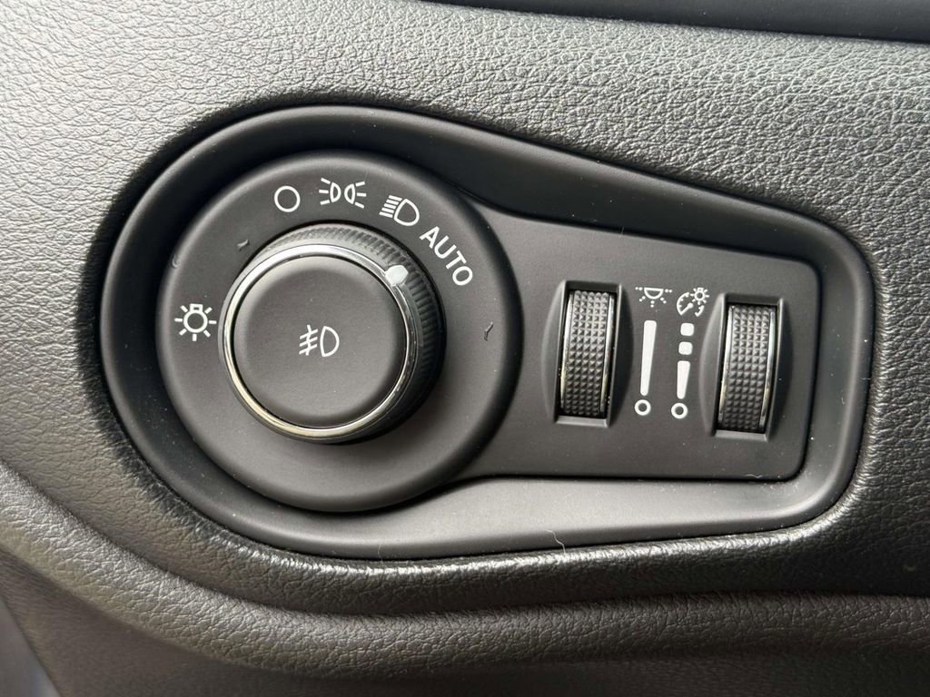 Used 2020 Jeep Renegade Latitude w/ Cold Weather Group image 28