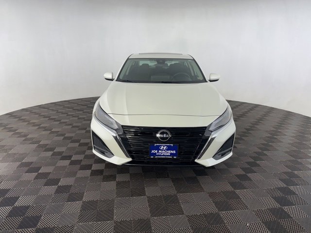 Used 2023 Nissan Altima 2.5 SV w/ SV Premium Package image 2