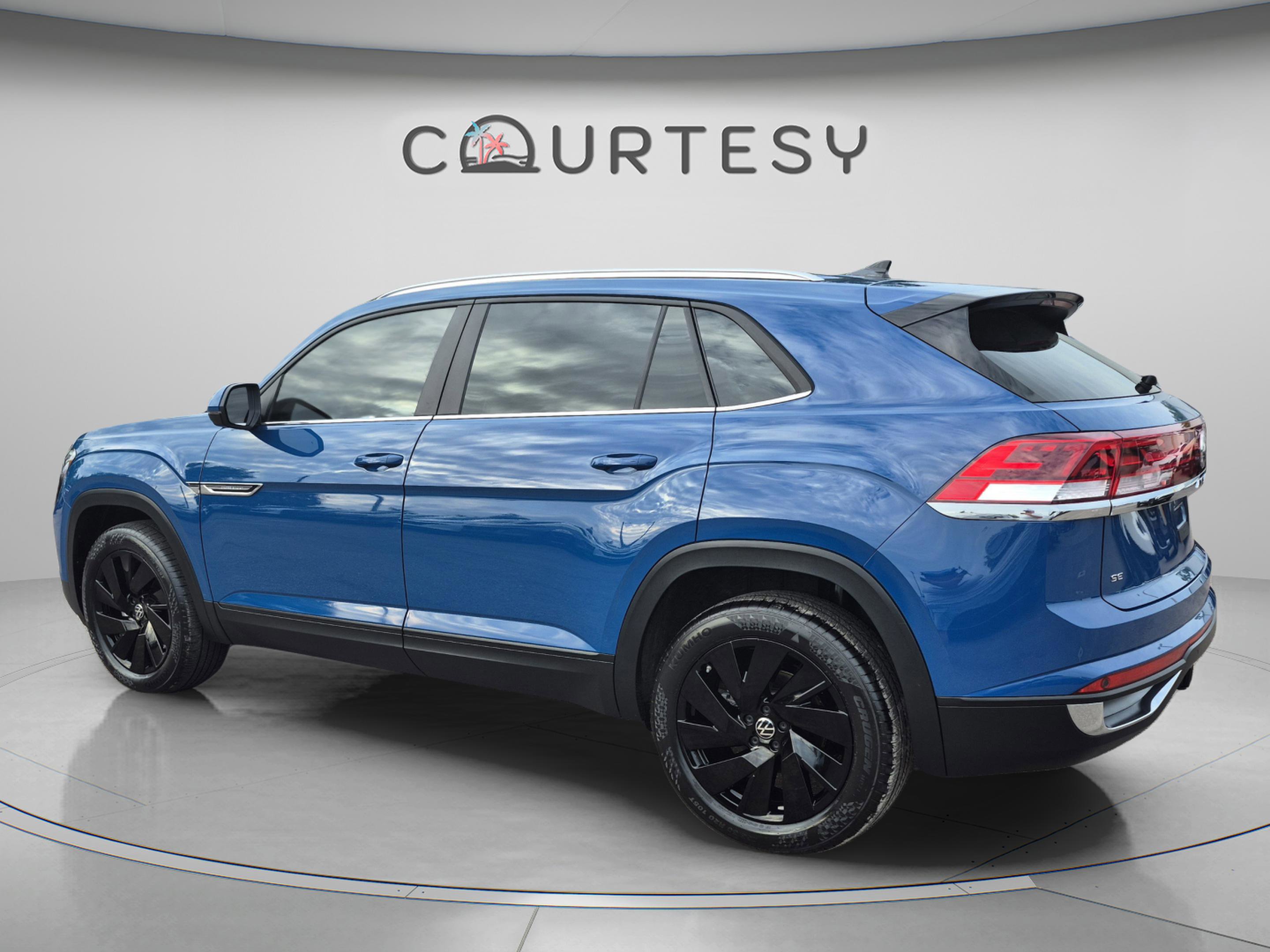 Used 2025 Volkswagen Atlas Cross Sport SE FWD image 3