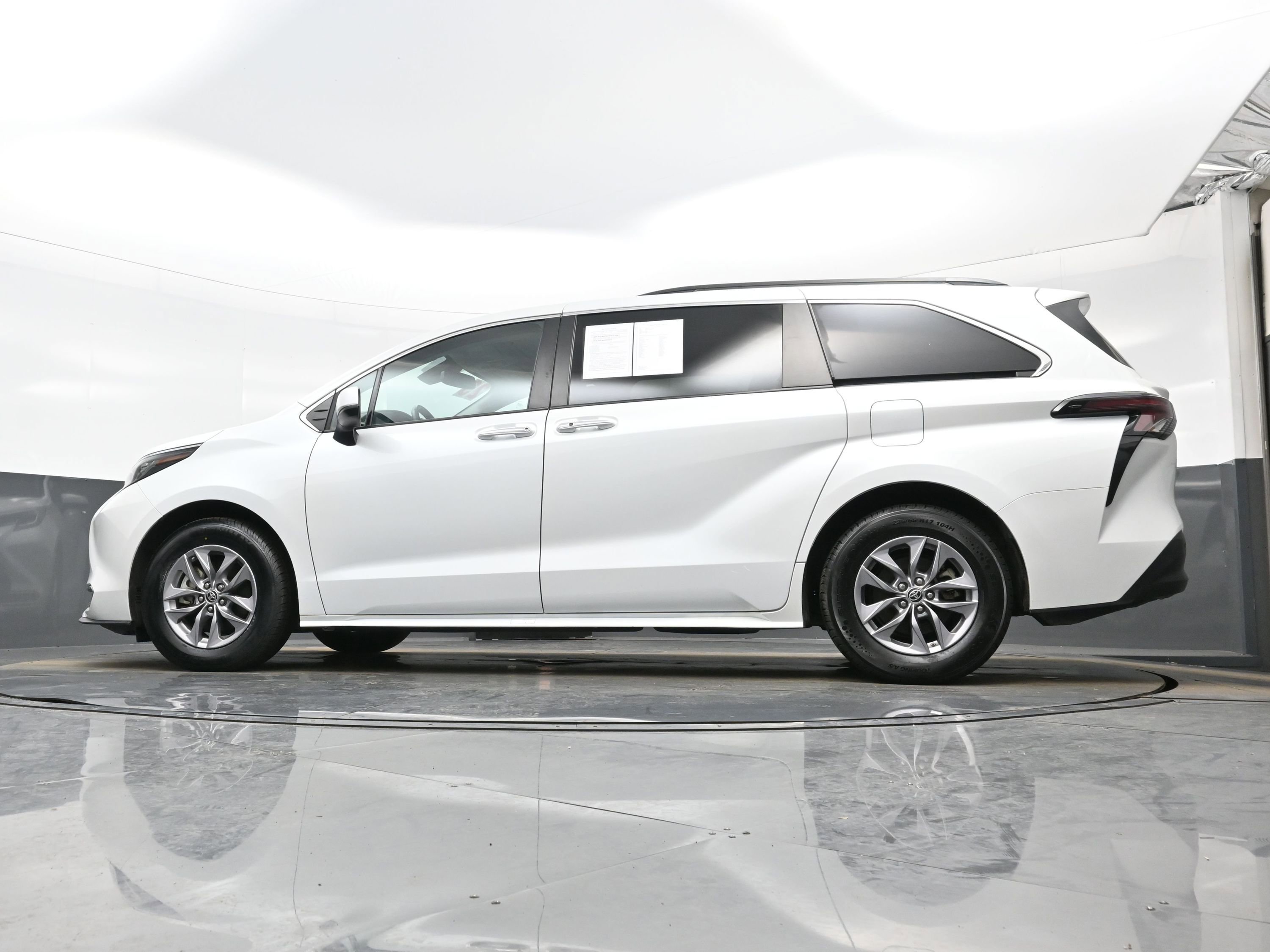 Used 2023 Toyota Sienna XLE image 31