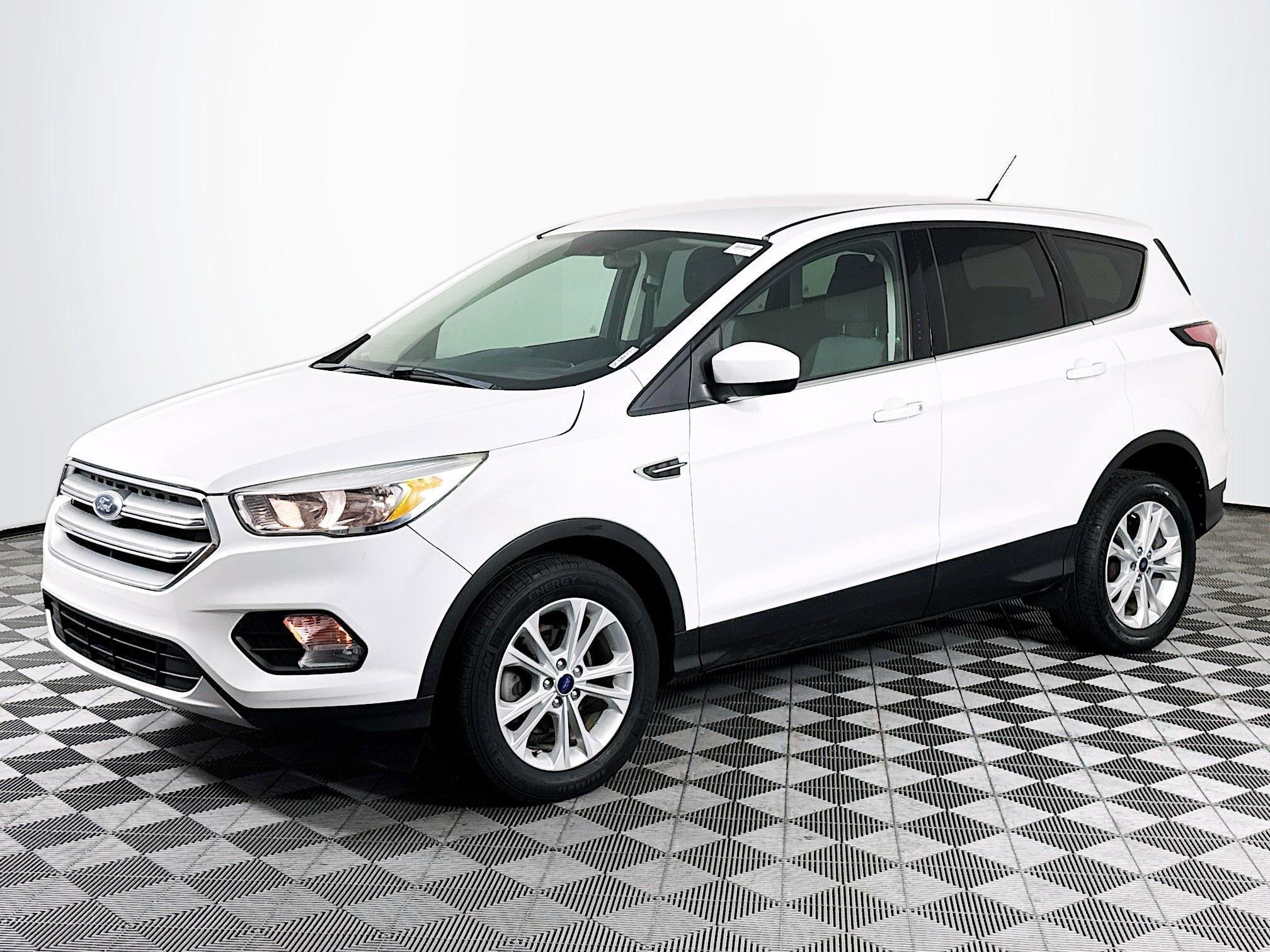 Used 2017 Ford Escape SE FWD image 4